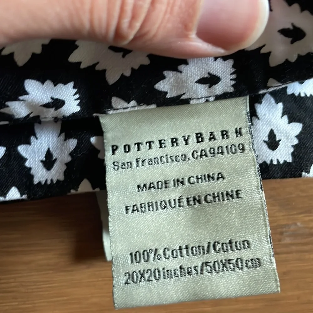 8‎ Pottery Barn black and white dinner napkins table linens